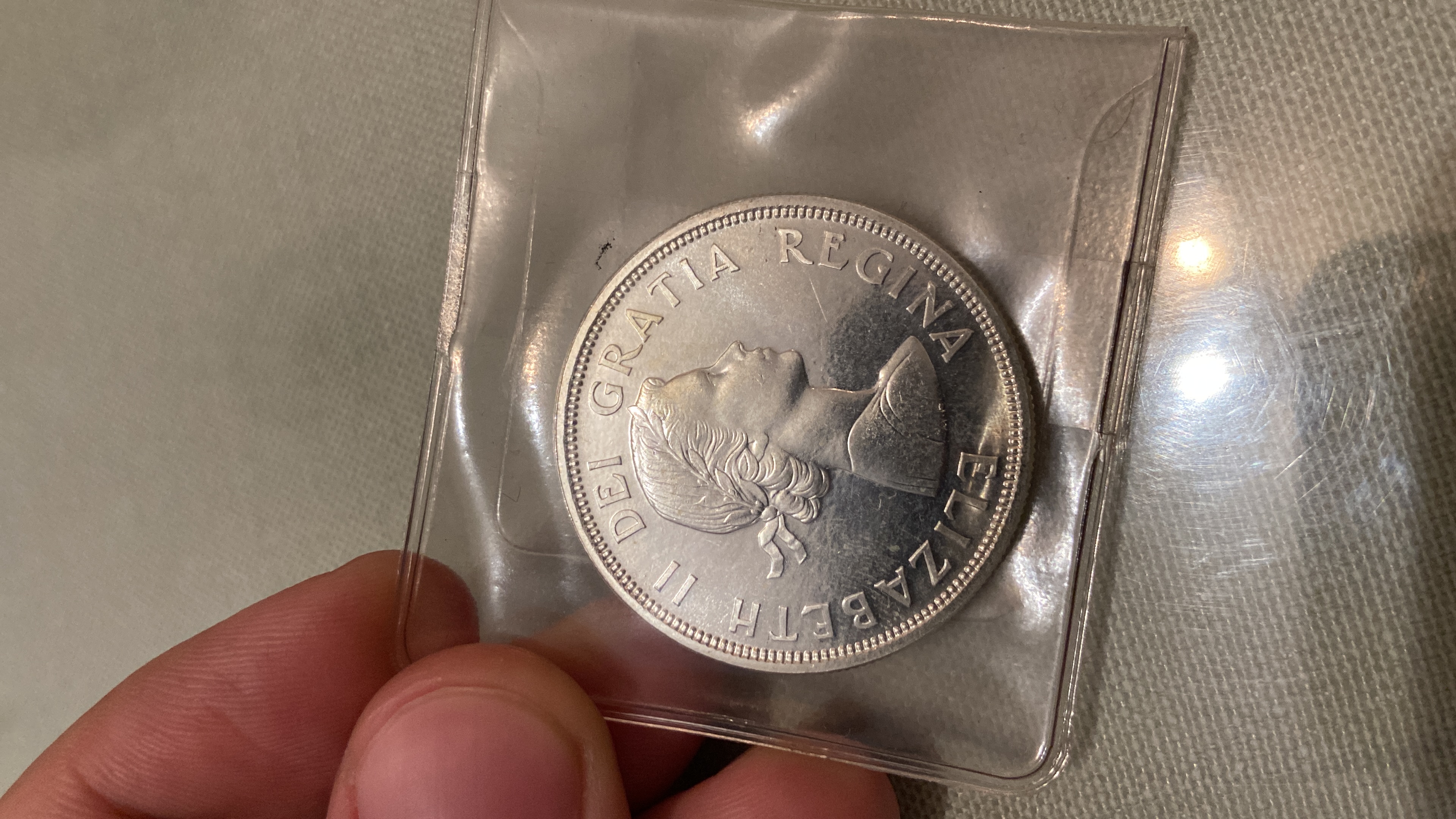 Silbermünze Elizabeth II Dei Gratia Regina in Schutzhülle