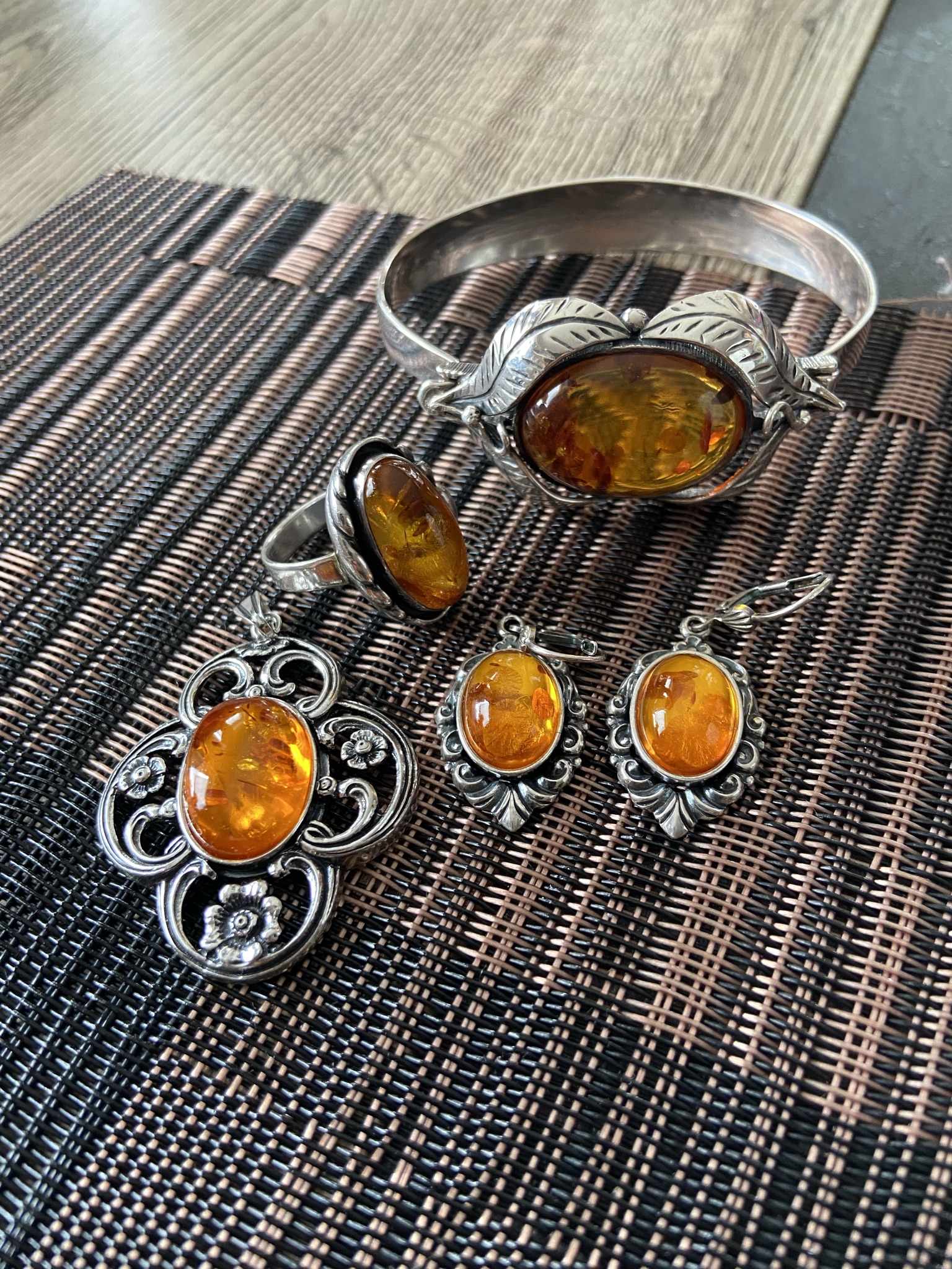 Silbernes Schmuckset mit großen Bernsteinen: Armreif, Ring, Anhänger und Ohrringe